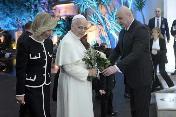 Thousands of Lebanese welcome Pope Leo XIV with hopes for peace