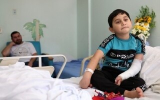 Пятилетний палестинский мальчик, пострадавший во время израильской войны, получает лечение в Ливане